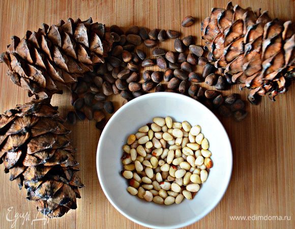 Подготовить кедровые орешки. Можно слегка подсушить их на сухой сковороде.