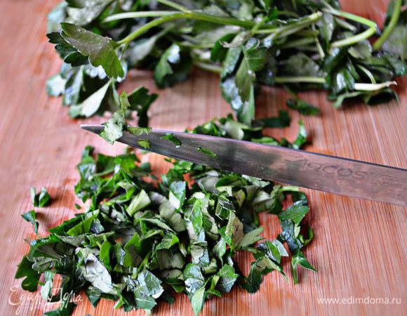 Петрушку мелко порубить.