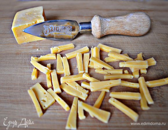 Сыр нарезать брусочками. В этом салате вы можете использовать любой на ваш выбор сыр полу твёрдых сортов (Эмменталь или Гауда).