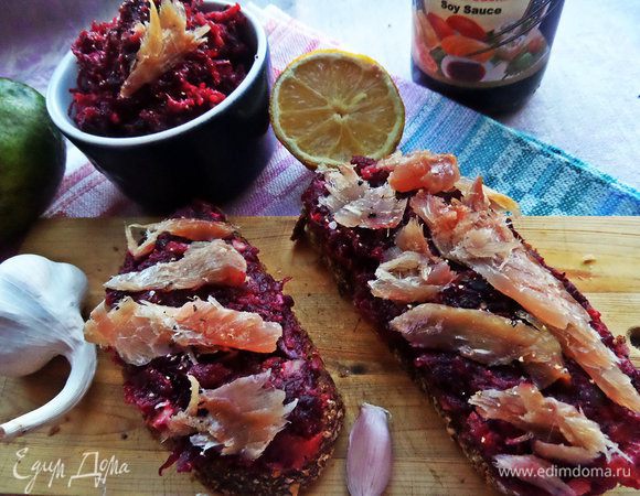 Кладём несколько кусочков рыбки сверху.