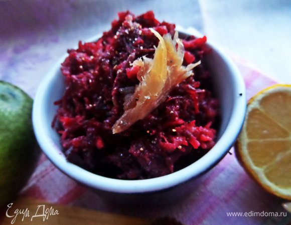 Припорошим чёрным перцем.