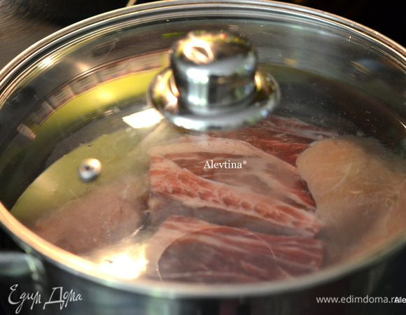 Сварить бульон из говядины с костями и куриных грудок.