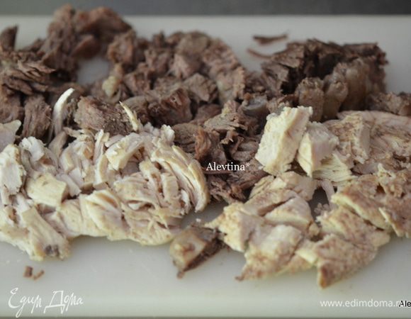 Говядину и курицу нарезать кусочками. Овощи порубить вручную или в кухонном комбайне.