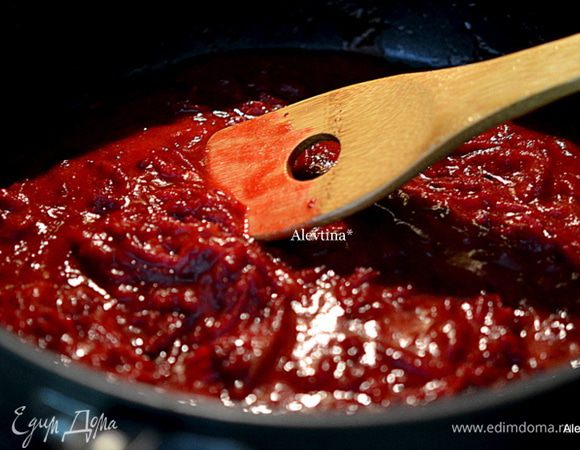 Свеклу потушить с уксусом и томатным соусом.
