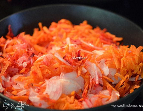 Морковь, лук обжарить на масле. Затем переложить в общую кастрюлю.