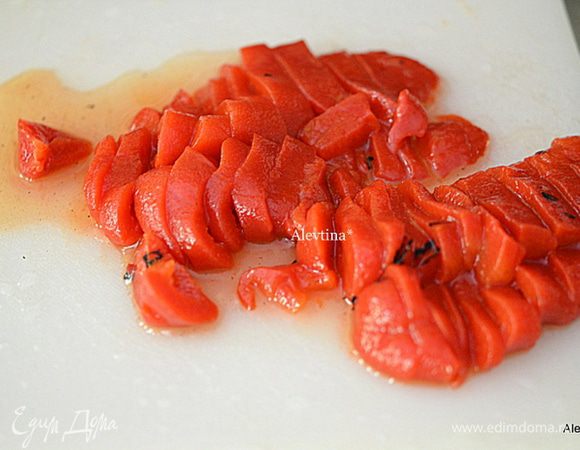 Сладкий перец пожарить на гриле или приготовить в духовке, но можно использовать готовый. Порезать на полоски. Положить в кастрюлю, перемешать. Готовить несколько минут.