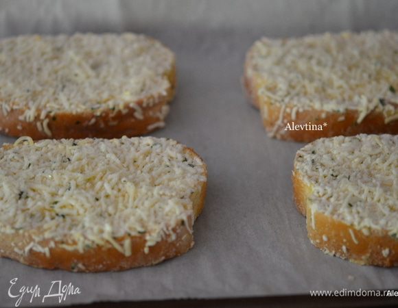 Приготовить гренки с сыром и чесноком в духовке.