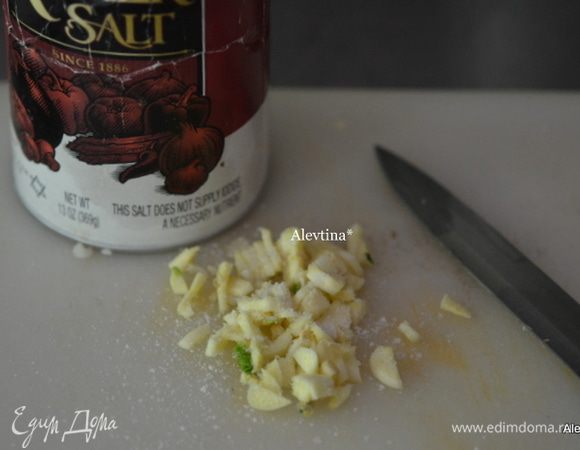 Чеснок растереть с солью. Положить в борщ. Перемешать. Дать постоять 5 мин.