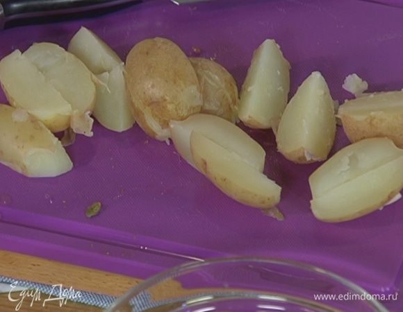Картофель отварить в мундире до готовности, затем почистить и разрезать вдоль на 4 части.