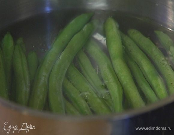 Стручковую фасоль отваривать несколько минут в кипящей воде, затем обдать ледяной водой и промокнуть бумажным полотенцем.