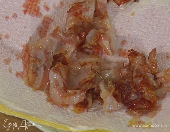 Разогреть в сковороде 1 ст. ложку оливкового масла и обжарить бекон с двух сторон до золотистой корочки, затем выложить на бумажное полотенце.