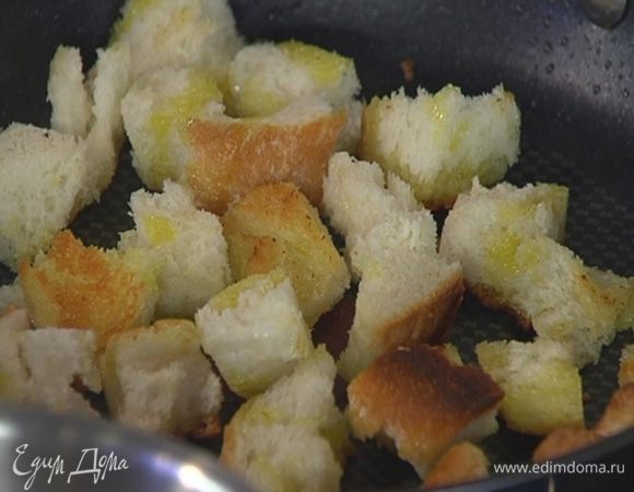 В сковороду, где жарился бекон, влить оставшееся оливковое масло и обжарить хлеб до румяной корочки.