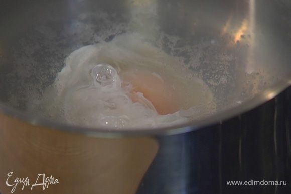 Приготовить яйца пашот: в небольшой кастрюле вскипятить 500 мл воды, добавить уксус, с помощью венчика сделать маленький водоворот и в центр воронки вылить яйцо. Убавить огонь и варить 2–3 минуты, затем шумовкой выложить яйцо на бумажное полотенце. Так же приготовить второе яйцо.
