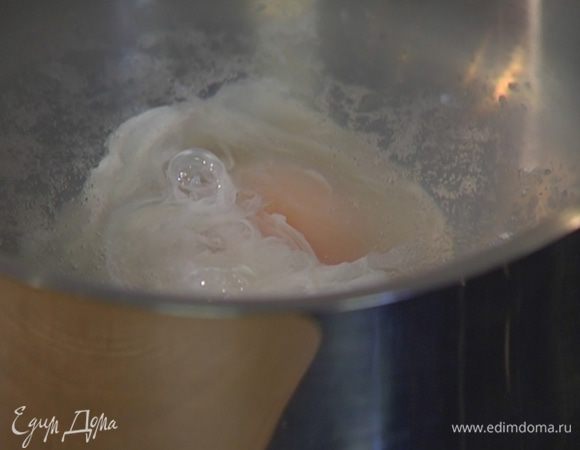 Приготовить яйца пашот: в небольшой кастрюле вскипятить 500 мл воды, добавить уксус, с помощью венчика сделать маленький водоворот и в центр воронки вылить яйцо. Убавить огонь и варить 2–3 минуты, затем шумовкой выложить яйцо на бумажное полотенце. Так же приготовить второе яйцо.