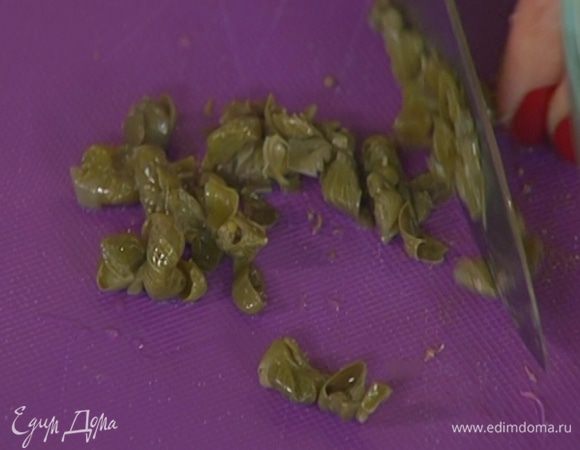 Каперсы и анчоусы мелко порезать.