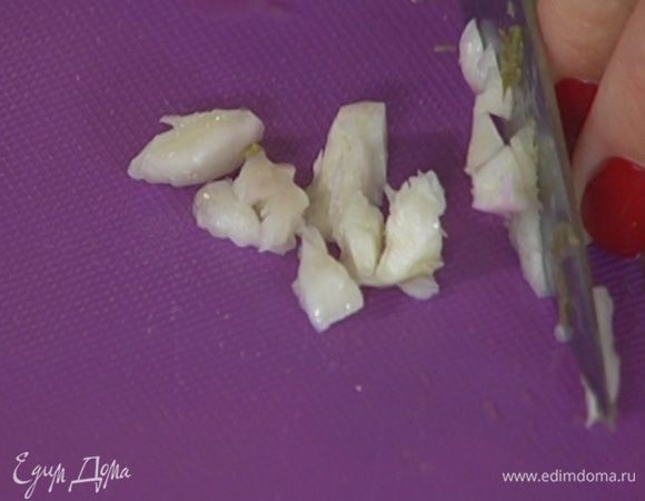 Чеснок почистить, раздавить плоской стороной ножа и мелко порубить.