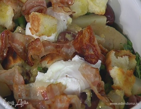 На салат поместить яйца пашот, посыпать все хлебными крутонами, украсить обжаренным беконом и сбрызнуть оливковым маслом Extra Virgin.