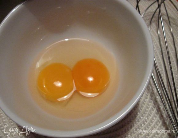 Муку смешать с солью.  Добавить охлажденное сливочное масло, порезанное кубиками. Смешать в крошку.  Охлажденные желтки с вином перемешать венчиком.
