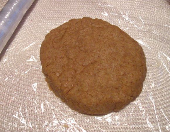 Смешать муку с маслом и яйца с вином. Скатать шар, потом придать форму диска.
Поместить в холодильник на 30-45 минут.
