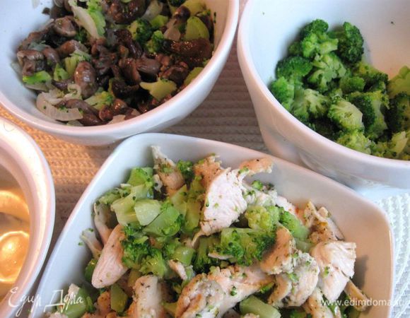 Приготовить начинку. Филе курицы разрезать на кусочки, обжарить на масле минут 5, брокколи и опята немного разморозить, брокколи разобрать на соцветия, разделить на 2 части, одну - для декора (меньшую) другую для начинки. Грибы немного обжарить с добавлением масла и порезанного лука.
Филе порезать немного мельче, добавить половину от брокколи для начинки, другую часть брокколи добавить к опятам. Часть опят также оставить для декора.