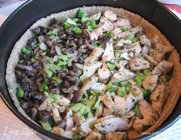 Поместить на тесто начинку.