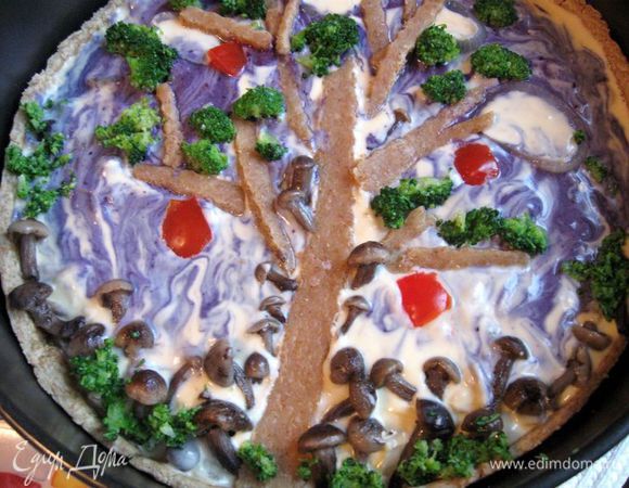 Украсить обрезками теста, черничным соком с добавлением заливки, кусочками  помидора, брокколи, опятами.