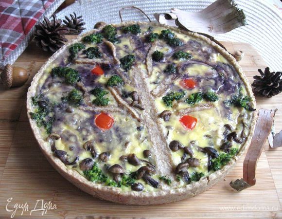 Поместить в  разогретую до 180С духовку на 35 - 45 минут.  Заливка должна быть упругой. Вынуть из духовки.