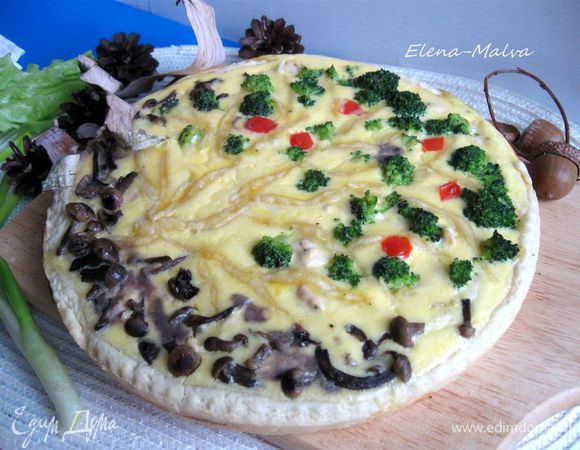 А это другой киш. Тесто: мука пшеничная 250 грамм, яйцо 1 штука, масло сливочное 100 грамм, сметана 25% 30 грамм, вино белое сухое  2 ст.л., соль, разрыхлитель 0.3 ч.л. Заливка такая же, в начинке с куриным филе.