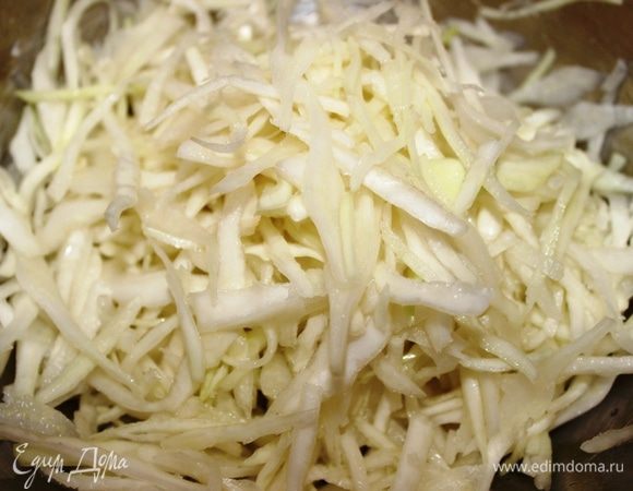 Капусту посолить и присыпать сахаром (по желанию), немного помять руками и оставить минут на 10. Она выделит сок, который потом необходимо будет отжать руками.