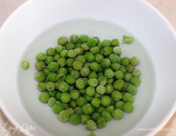 Замороженный зеленый горошек залить кипятком и оставить на 3 минуты. Затем слить горячую воду и залить холодной, чтобы он не потерял свой красивый яркий цвет. Пусть постоит минут 5, потом слить воду.