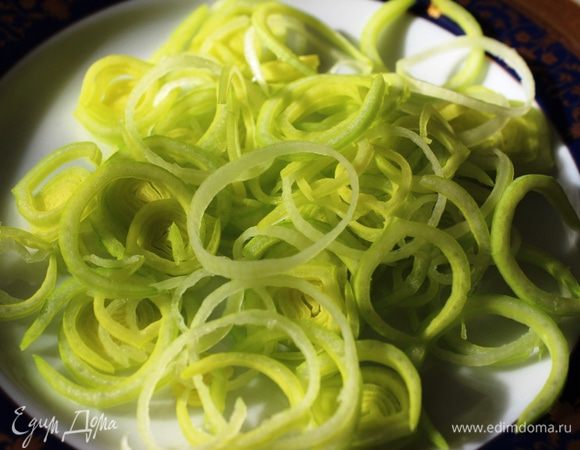 Нарезать тонко лук-порей.