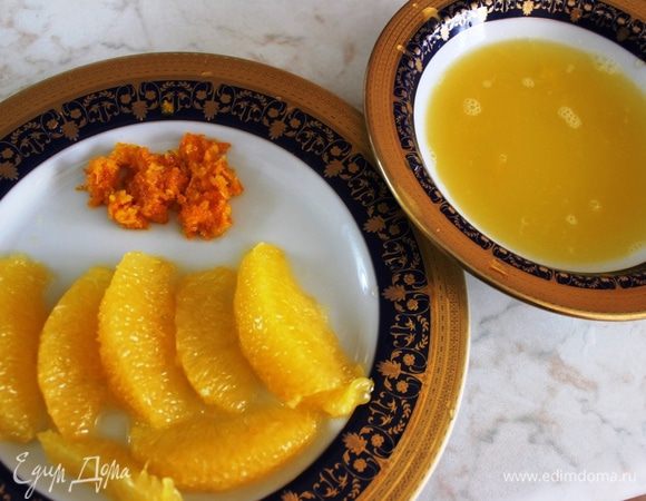 Натереть цедру апельсина, вырезать несколько целых долек для подачи салата (без внутренних перепонок), из оставшейся части отжать сок.