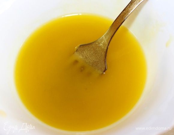 Приготовить соус: соединить три ст.ложки апельсинового сока, оливковое масло, мед, сок лимона, перец белый (по желанию). Взбить вилкой. Соус очень вкусный:-)