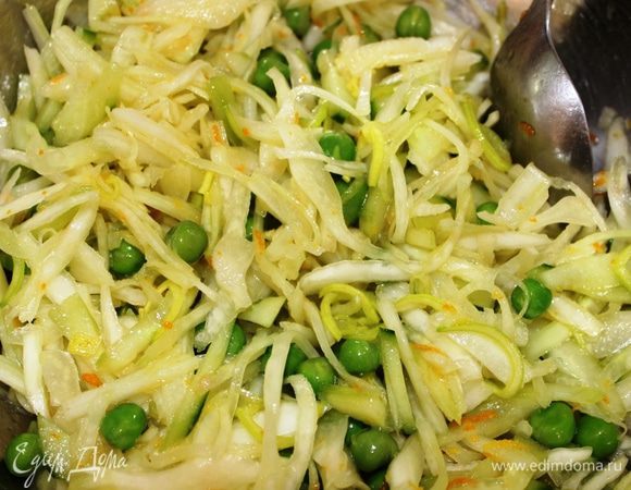 В глубокой миске смешать все нарезанные овощи: капусту (отжатую), огурец, сельдерей, лук-порей, зеленый горошек; добавить цедру апельсина и немного заправить соусом (примерно 4 ст.л.). Все аккуратно перемешать.