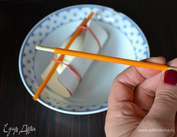 Яйца отварить в течение 8-9 минут в воде с добавлением нескольких капель уксуса (чтобы они не лопнули при варке). Тем временем из плотной картонной бумаги вырезать 8 квадратиков со стороной 10 см (удобно использовать одноразовые тарелки для пикника из картона). Каждые два квадрата сложить вместе - можно было их склеить, но я не стала этого делать. Взять 2 трубочки для питья и разрезать их пополам. В каждую вставить кусочек деревянной (бамбуковой) шпажки. Готовые яйца очистить еще горячими от скорлупы.  