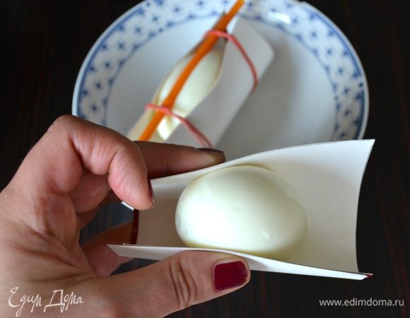 Вложить в центр каждого подготовленного квадрата яйцо...