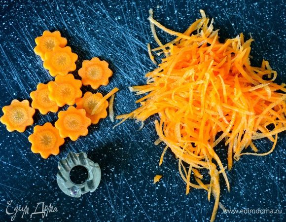 Очистить морковь и нарезать очень только соломкой. Я еще нарезала несколько тонких кружочков, из которых сделала цветочки.