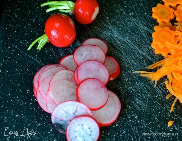 Нарезать очень тонкими пластинами редис.