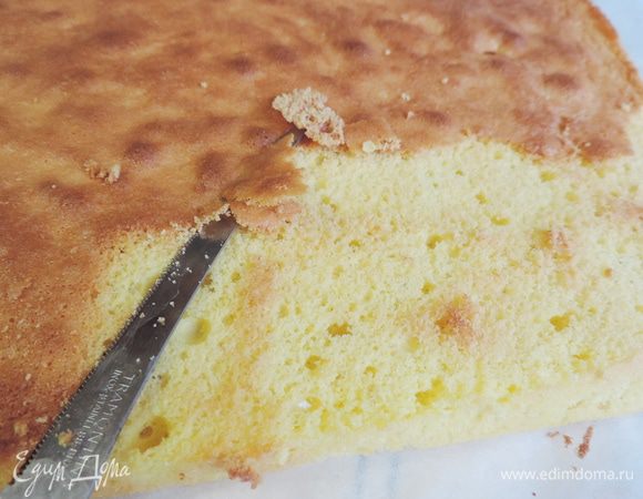 С бисквита осторожно снимаем верхнюю поджаристую корочку. Это мы делаем для того, чтоб бисквит лучше пропитался сиропом и для красоты разреза;)