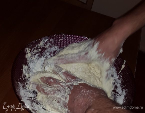 Я "не дружу" с тестом, поэтому мне его вымешивает муж. Ему очень нравится:)
Все происходит, конечно же, под моим строгим контролем с подсыпанием муки:)

Смешиваем муку, воду, соль и оливковое масло.