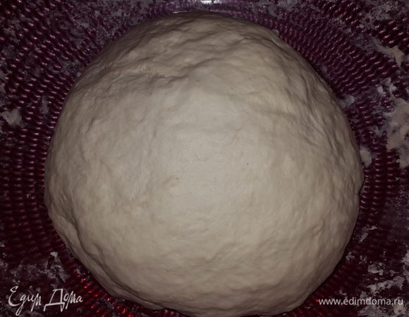 Замешиваем тугое тесто, накрываем полотенцем и даем ему отдохнуть 30-40 минут.