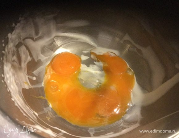 Обычный английский заварной. Желтки взбиваем с сахаром и крахмалом. Ваниль выбираем ножом и вместе со стручком добавляем в сотейник со  сливками (можно абсолютно спокойно сливки здесь заменить молоком, уточните это у своей совести) и нагреваем (не кипятим).  