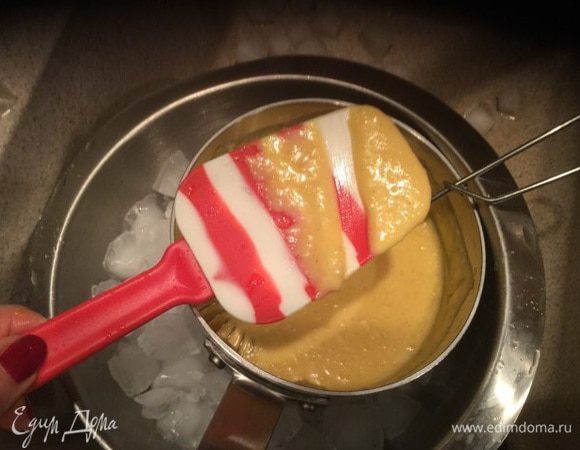 Соединяем желтки и сливки, на водяной бане постоянно помешивая, доводим до стадии "полоска на лопатке". Закрываем пленкой и остужаем любыми прикладными способами: "ах, вы сени мои сени" или в тазике со льдом или "да не будет ничего холодильнику" ну или полчаса-час гипнотизируем взглядом. 
