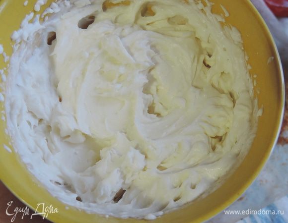 Сметану взбиваем до устойчивых пиков с половиной сахара (50г).