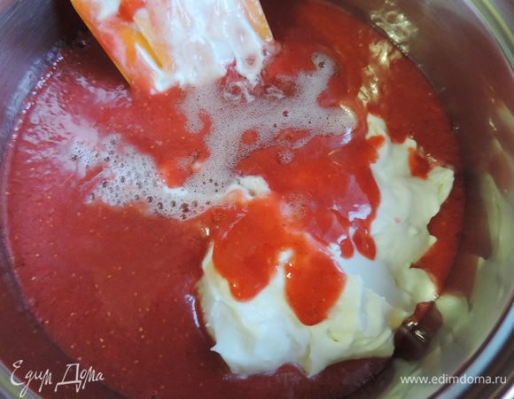Клубнику с оставшимся сахаром и цедрой половинки лимона (не хотите, цедру не добавляйте) пюрируем погружным блендером.
Соединяем взбитую сметану, клубничное пюре и заранее замоченный в клубничном сиропе и растопленный желатин.