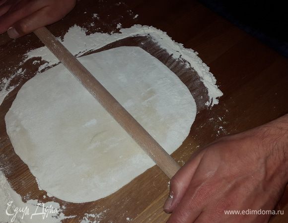 Делим тесто на небольшие комочки и тонко раскатываем тесто в форме круга, диаметром примерно 12 см.