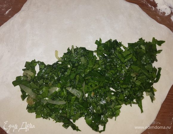 Выкладываем на одну сторону начинку, второй накрываем и пальцами приминаем края (Гёзлеме), форма у Женгялов хаца другая, как у русского пирожка, только большого.