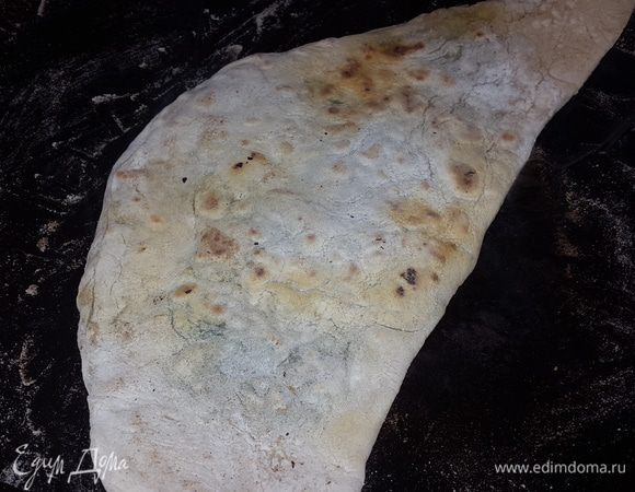 Обжариваем лепешки на сухой сковороде. Я купила специальную для Гёзлеме. В идеале лепешки выпекают на открытой печи. Из этого количества ингредиентов у нас получилось 19 лепешек.