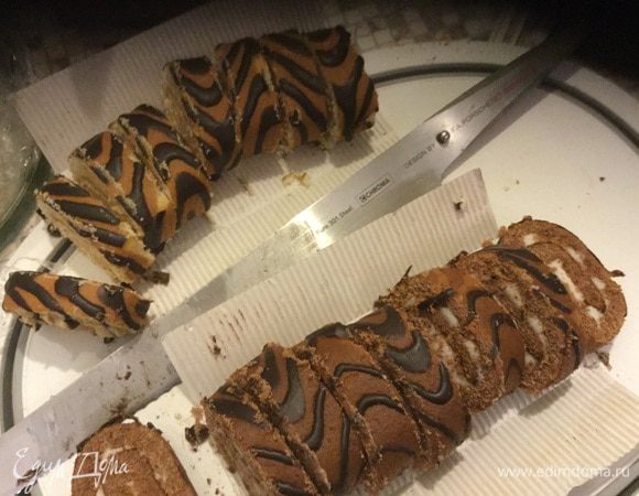 Нарезаем рулеты. Я взяла двух цветов для грядущей нарядности. 