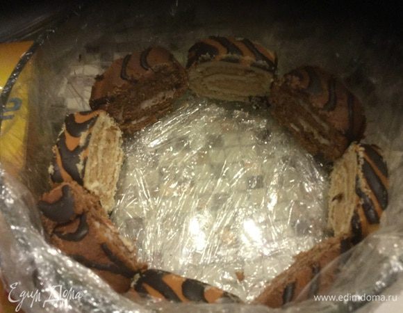 Поскольку торт в данном случае из формы придется доставать, выстилаем её полностью пленкой так, чтобы края свисали. За них потом репку и вытянем. 